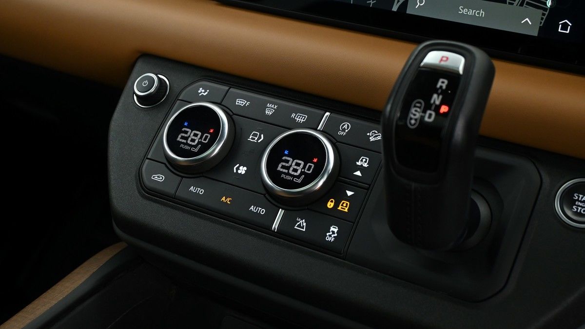 Land Rover Defender 110 Image 12