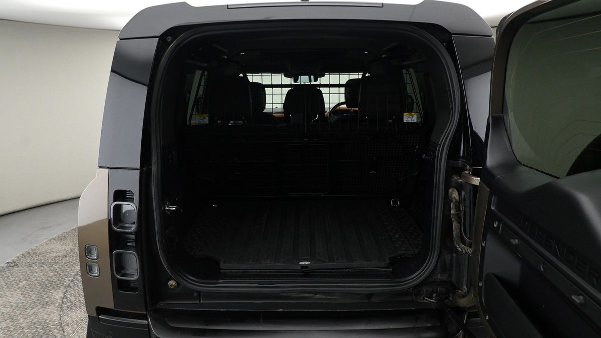 Land Rover Defender 110 Image 10