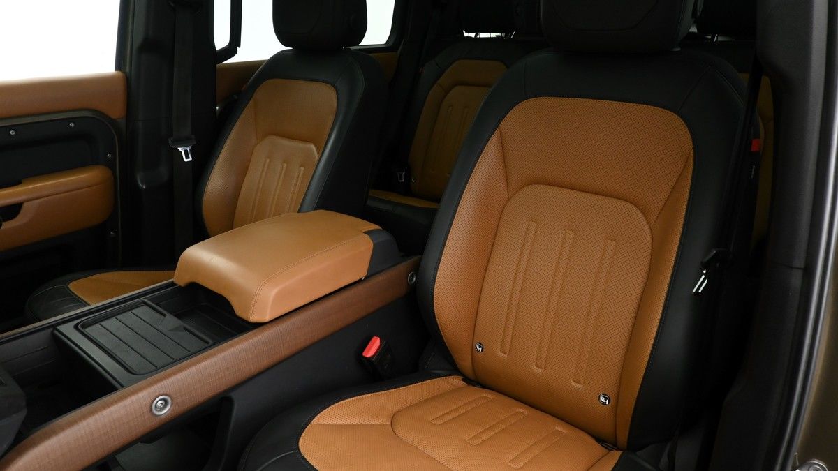 Land Rover Defender 110 Image 4