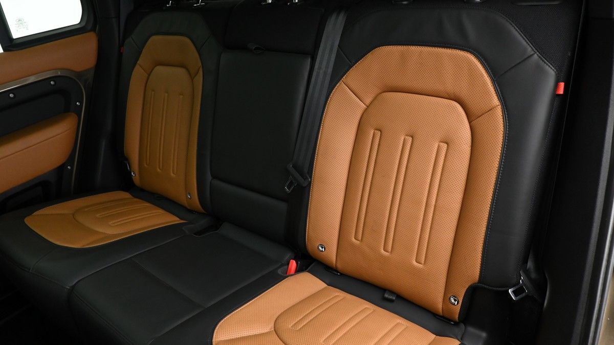 Land Rover Defender 110 Image 5