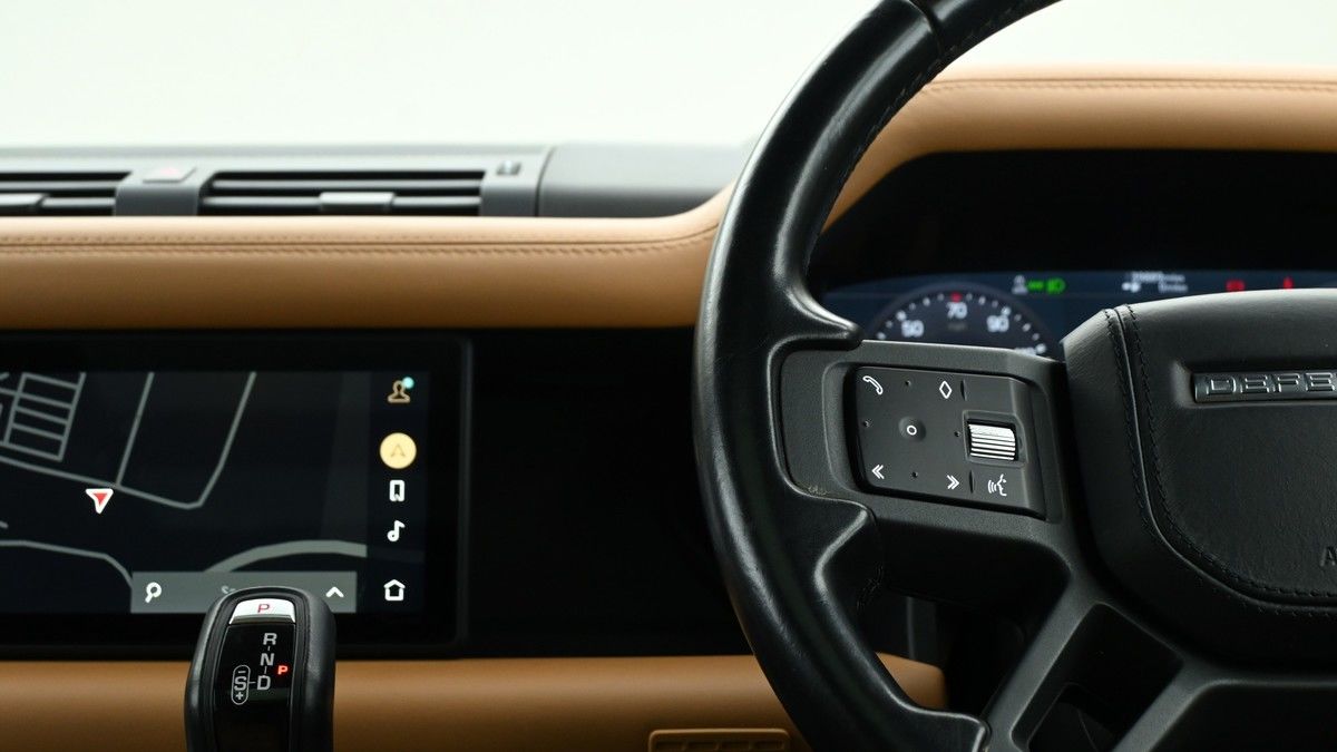 Land Rover Defender 110 Image 15