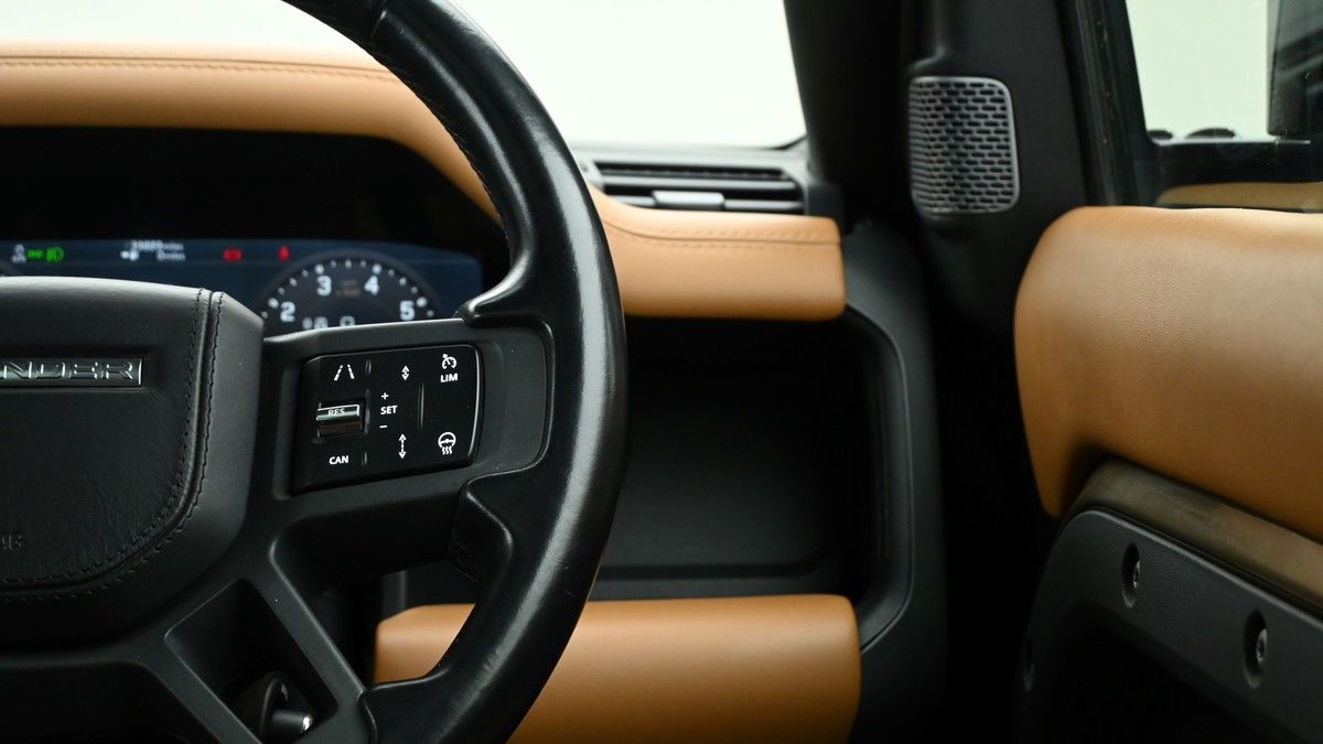 Land Rover Defender 110 Image 16