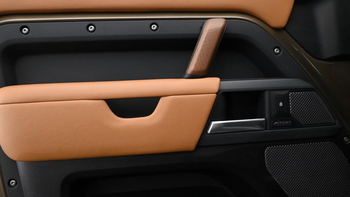 Land Rover Defender 110 Image 13