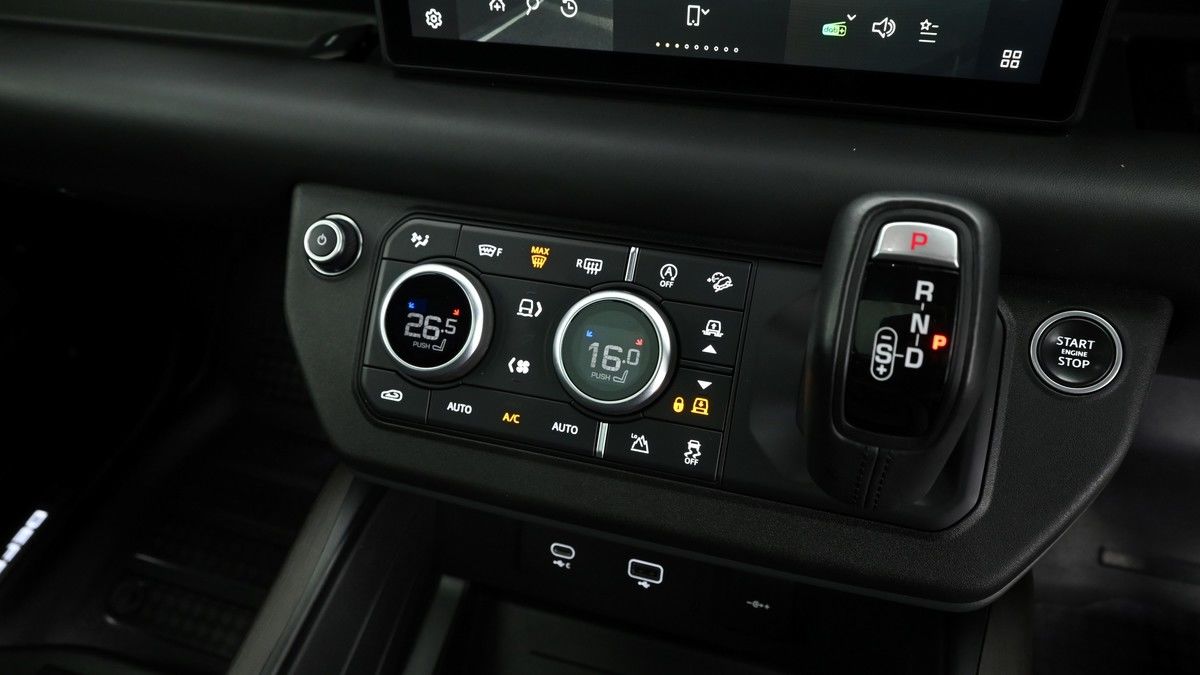 Land Rover Defender 110 Image 12