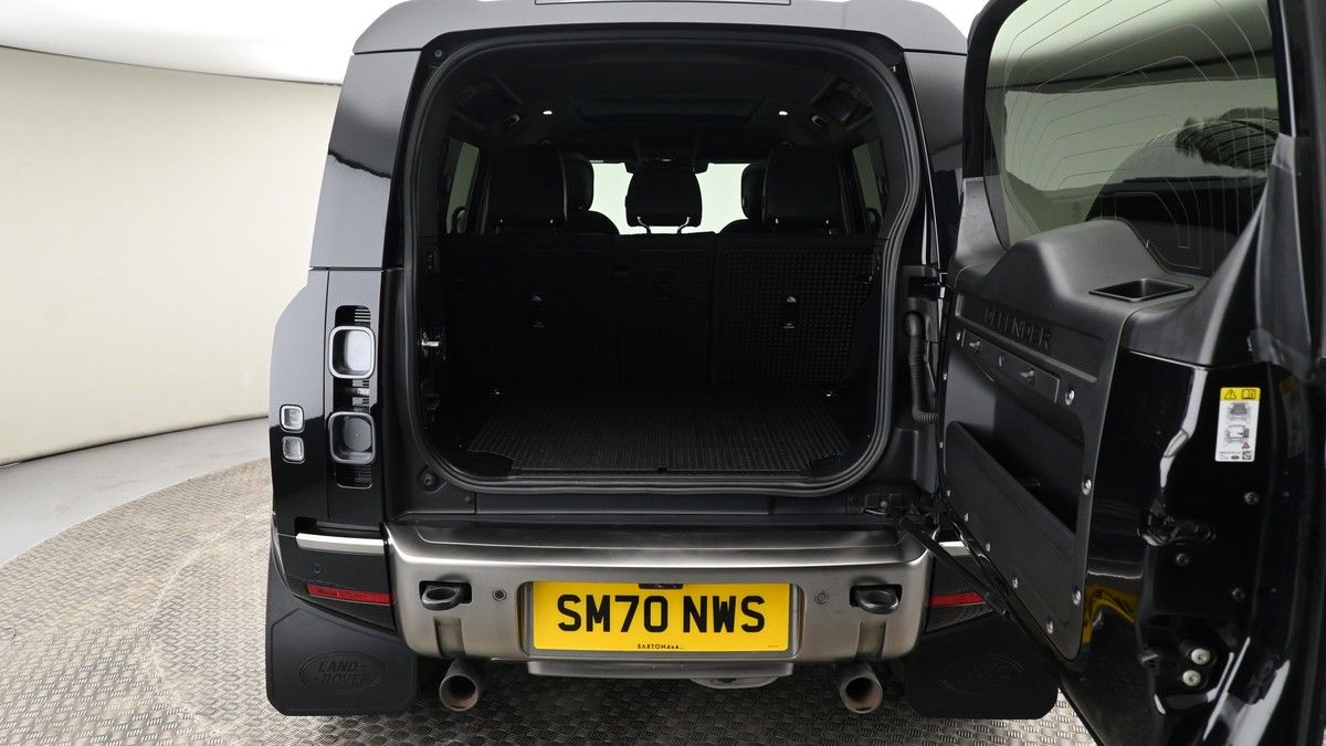 Land Rover Defender 110 Image 10