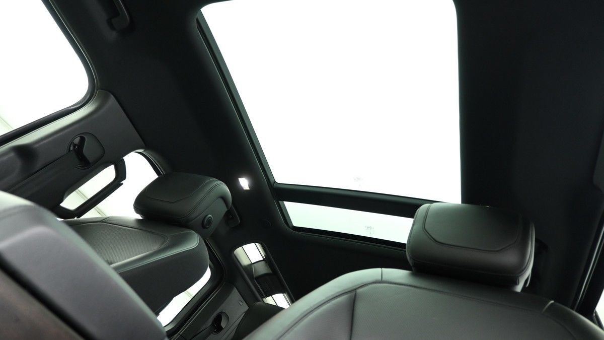 Land Rover Defender 110 Image 2
