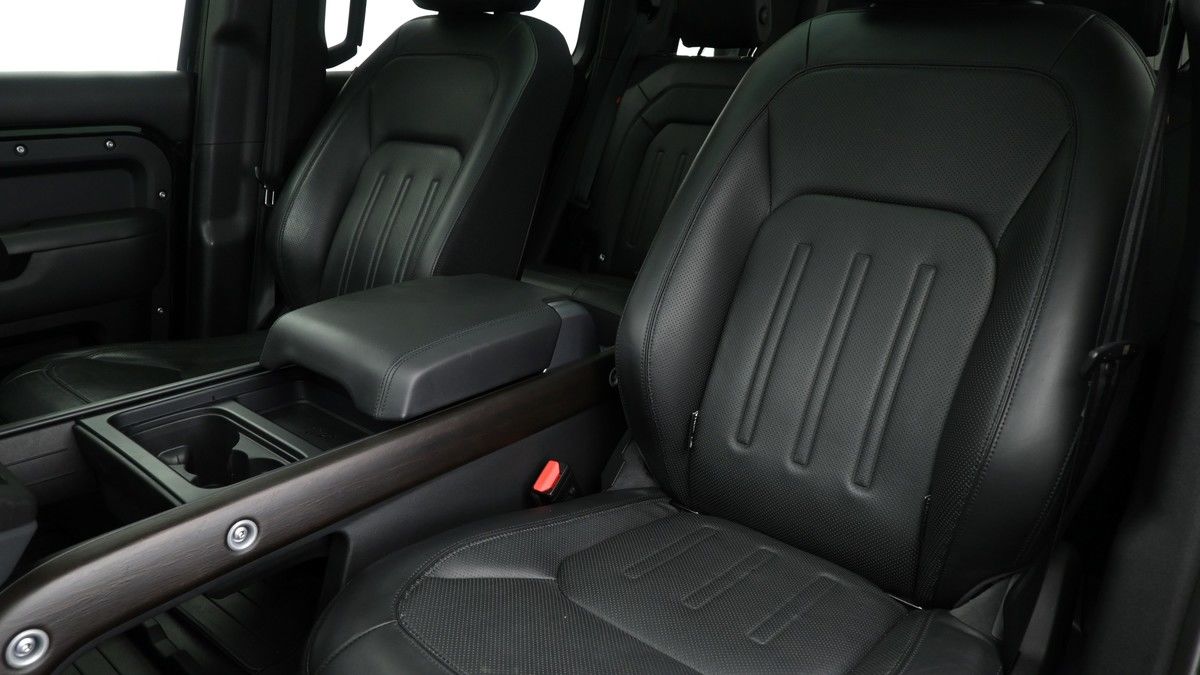 Land Rover Defender 110 Image 4