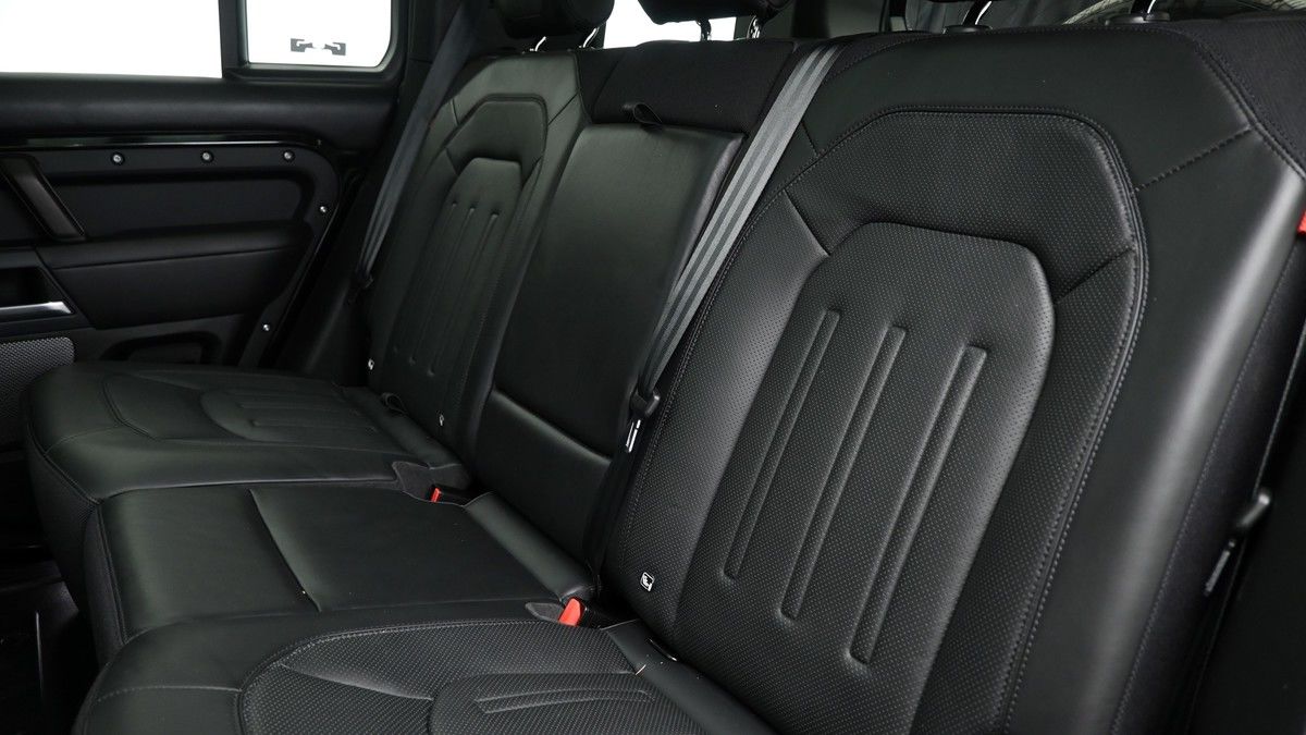 Land Rover Defender 110 Image 5