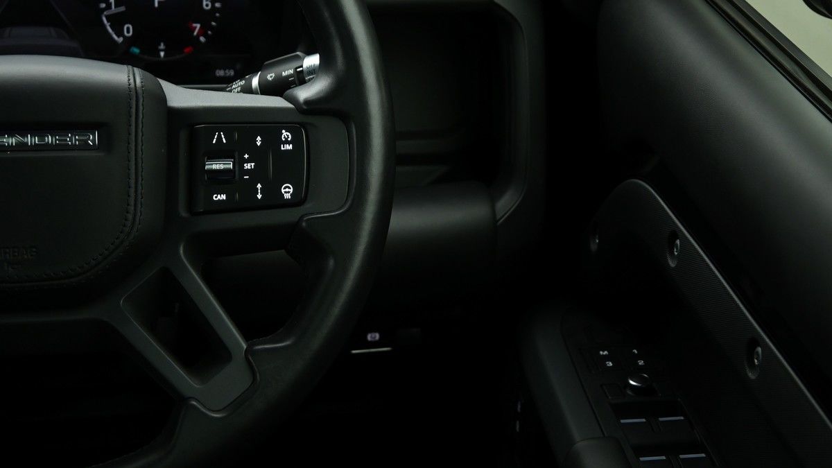 Land Rover Defender 110 Image 16
