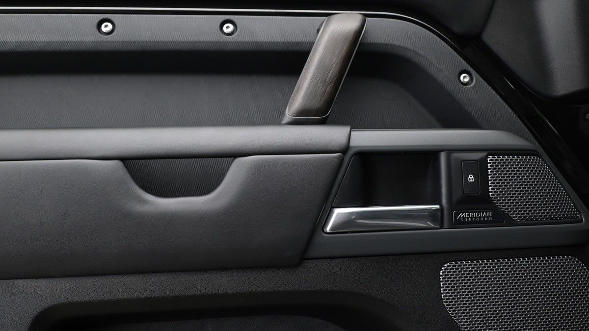 Land Rover Defender 110 Image 13
