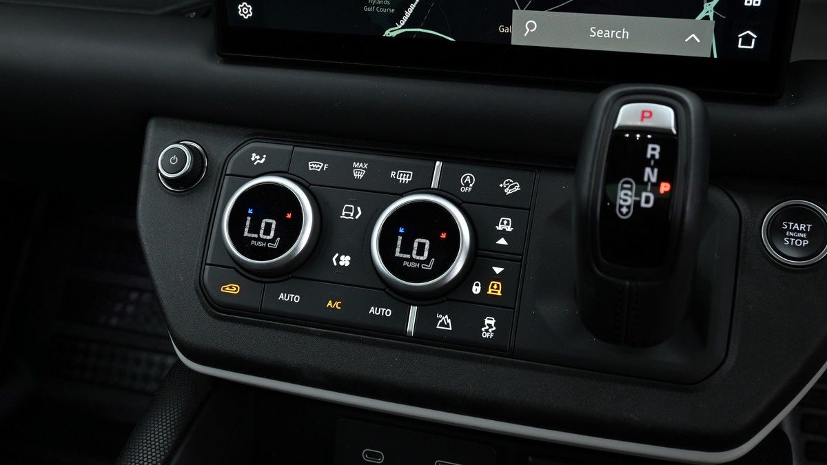 Land Rover Defender 110 Image 12