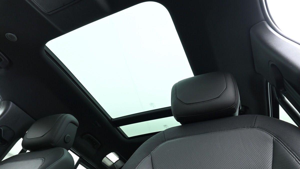 Land Rover Defender 110 Image 2