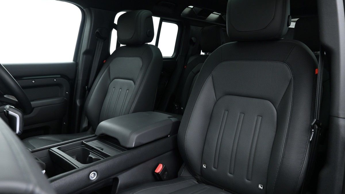 Land Rover Defender 110 Image 4