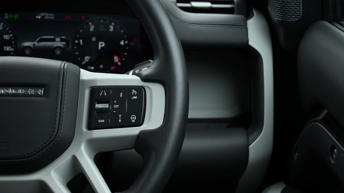 Land Rover Defender 110 Image 16