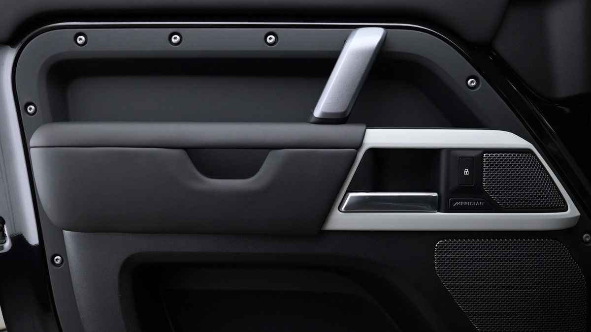 Land Rover Defender 110 Image 13