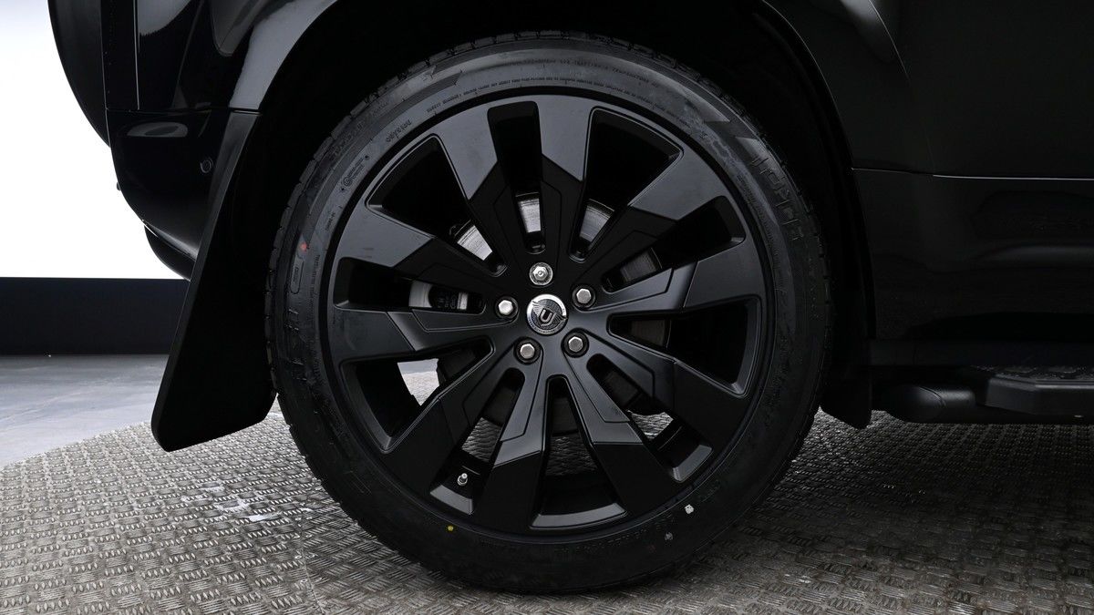 Land Rover Defender 110 Image 9