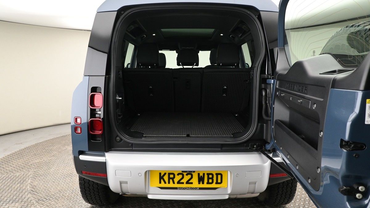Land Rover Defender 110 Image 10