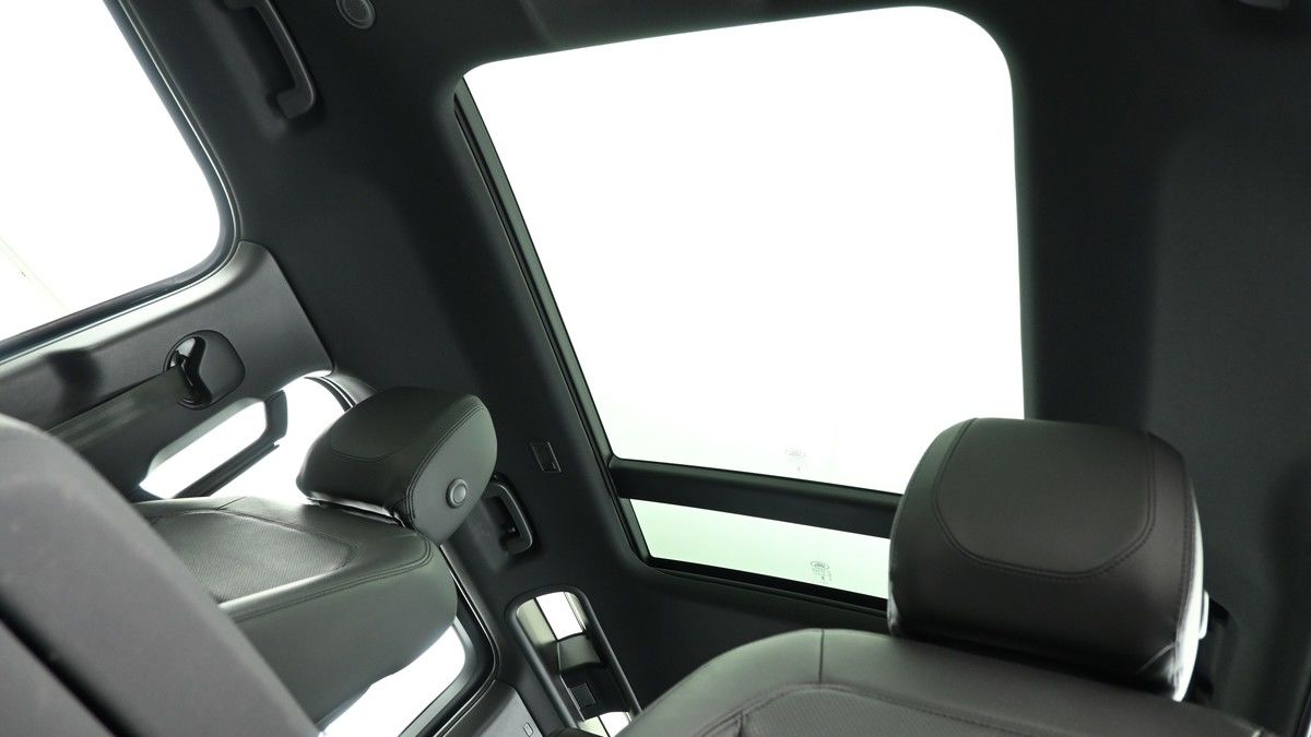 Land Rover Defender 110 Image 2