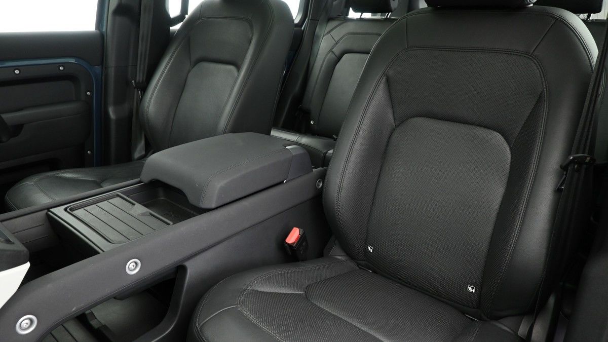 Land Rover Defender 110 Image 4
