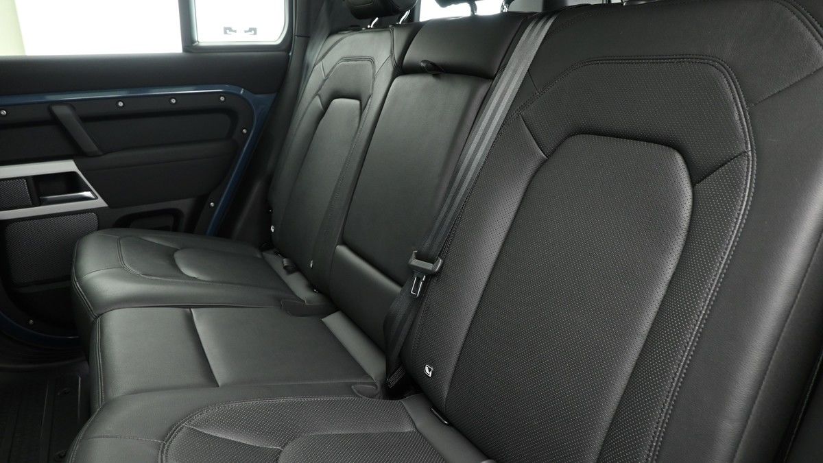 Land Rover Defender 110 Image 5