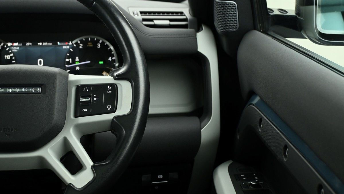 Land Rover Defender 110 Image 16