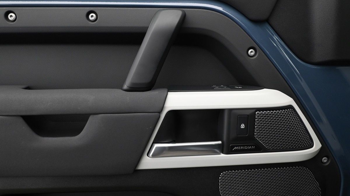 Land Rover Defender 110 Image 13