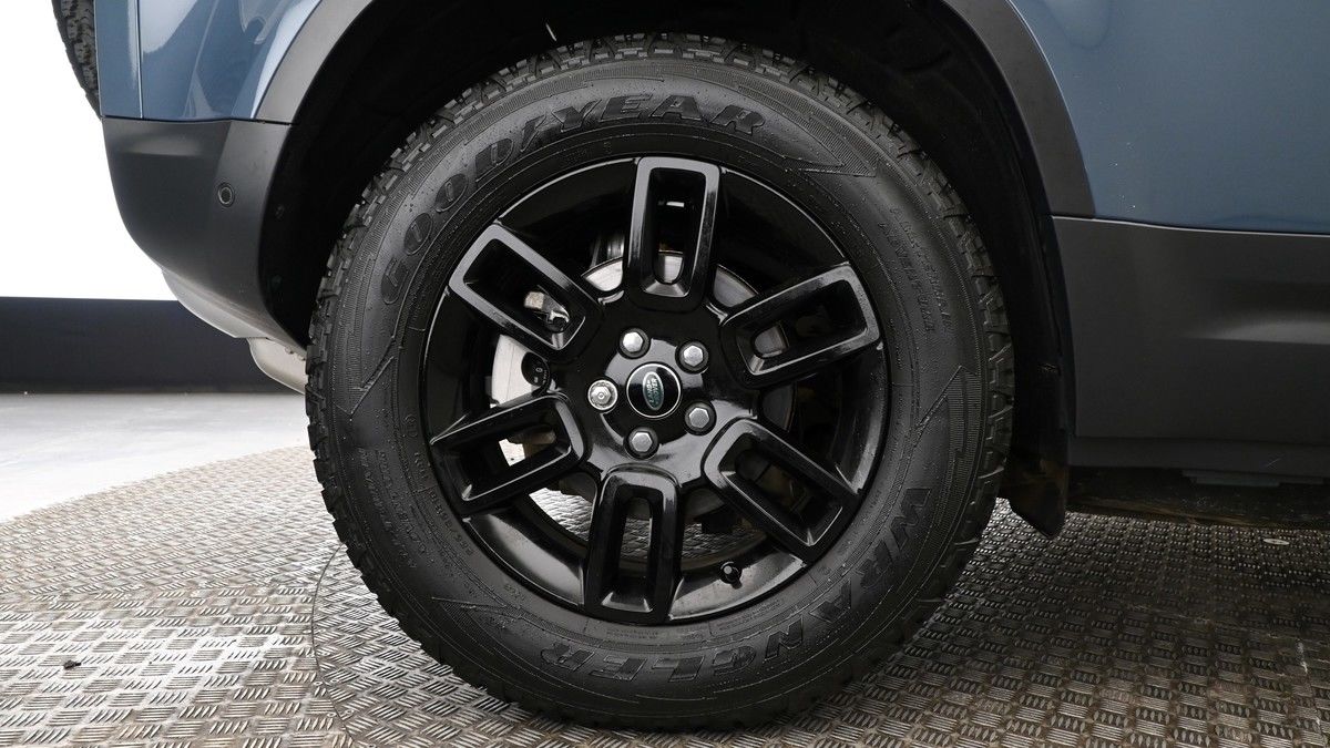 Land Rover Defender 110 Image 9