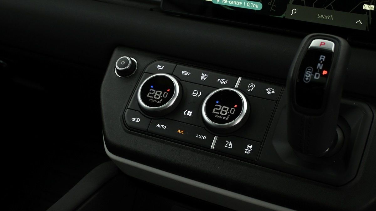 Land Rover Defender 110 Image 12