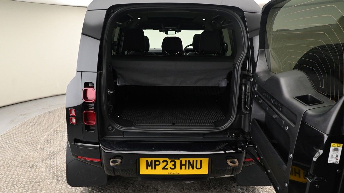 Land Rover Defender 110 Image 10