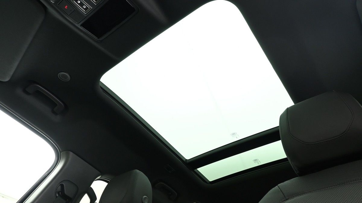 Land Rover Defender 110 Image 2