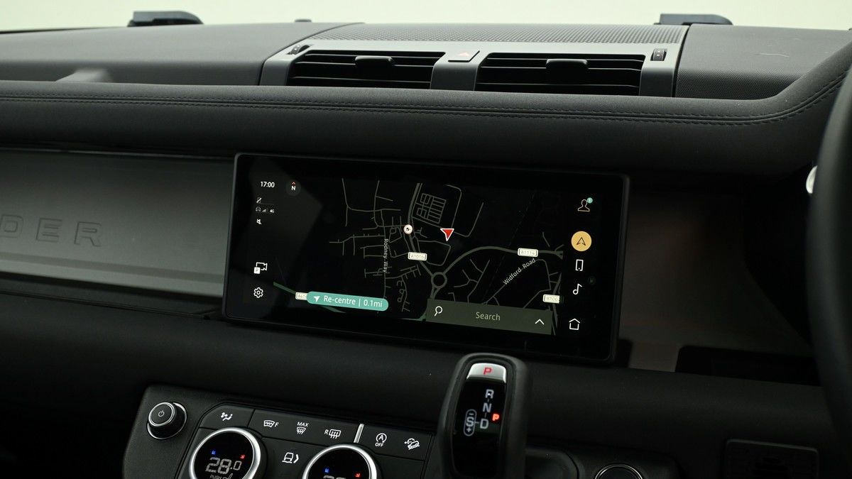 Land Rover Defender 110 Image 11