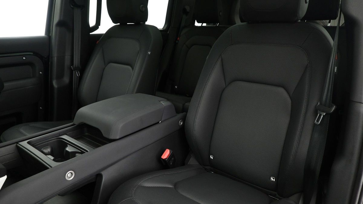 Land Rover Defender 110 Image 4
