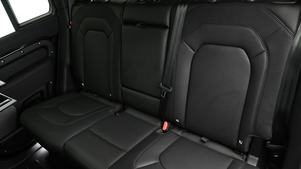 Land Rover Defender 110 Image 5