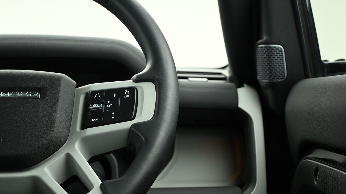 Land Rover Defender 110 Image 16