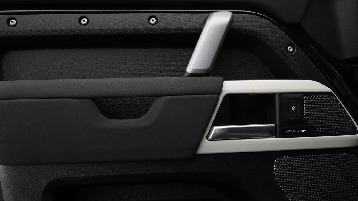 Land Rover Defender 110 Image 13