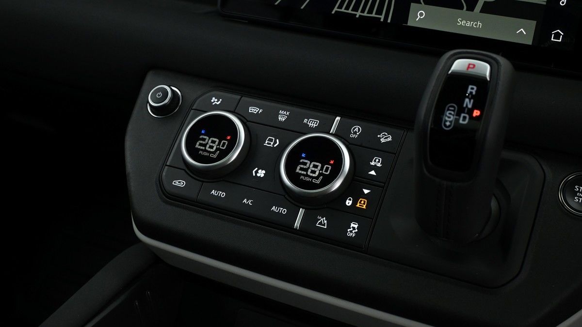Land Rover Defender 110 Image 12