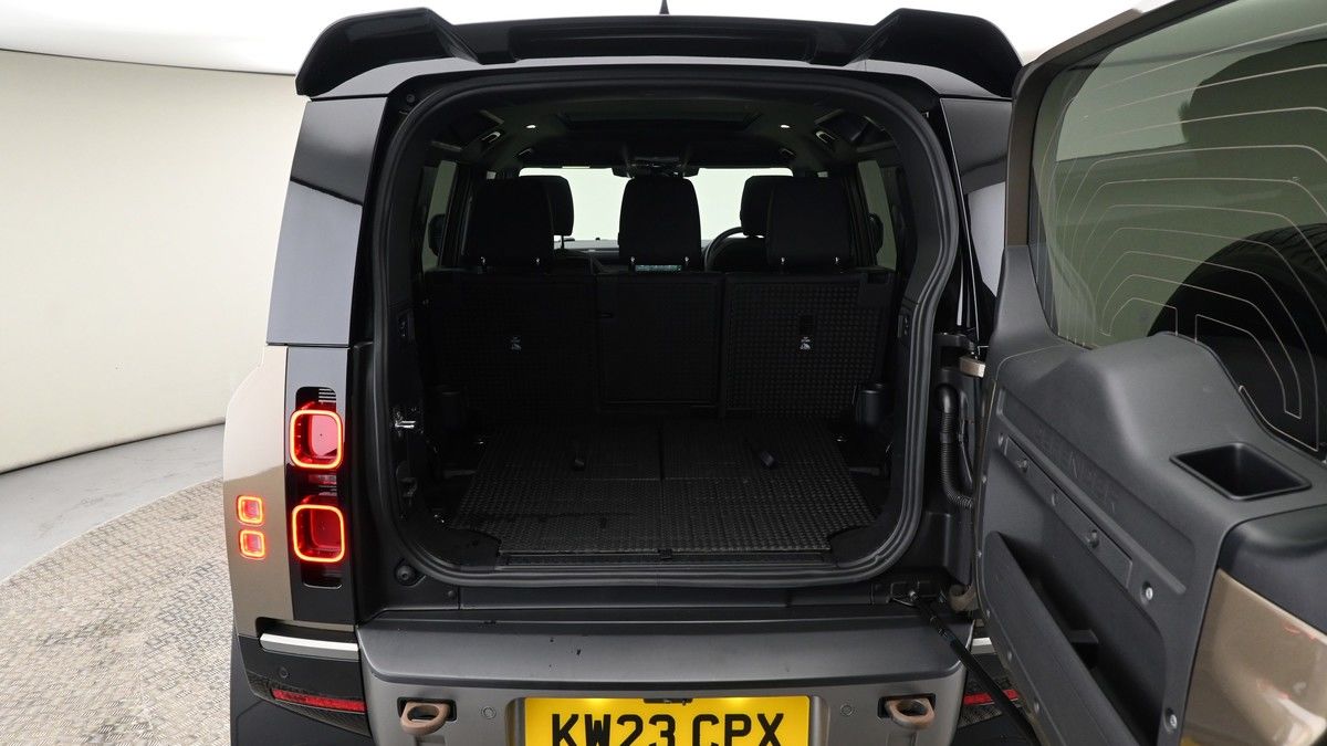 Land Rover Defender 110 Image 10