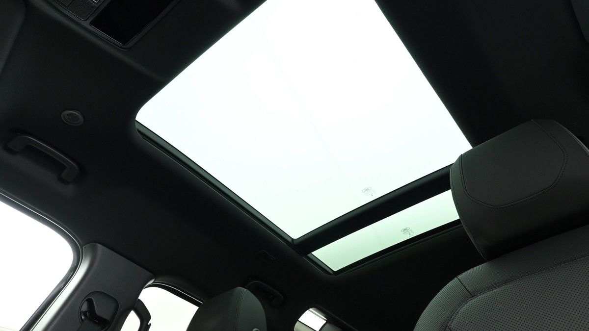 Land Rover Defender 110 Image 2