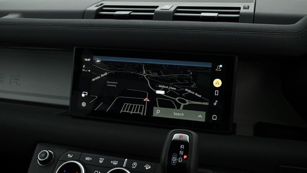 Land Rover Defender 110 Image 11