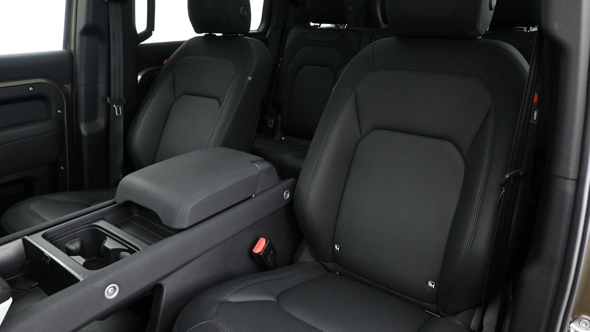 Land Rover Defender 110 Image 4