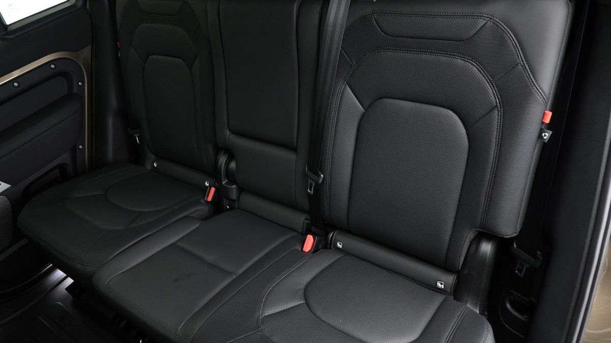 Land Rover Defender 110 Image 5