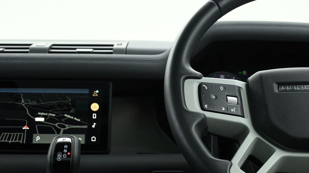 Land Rover Defender 110 Image 15