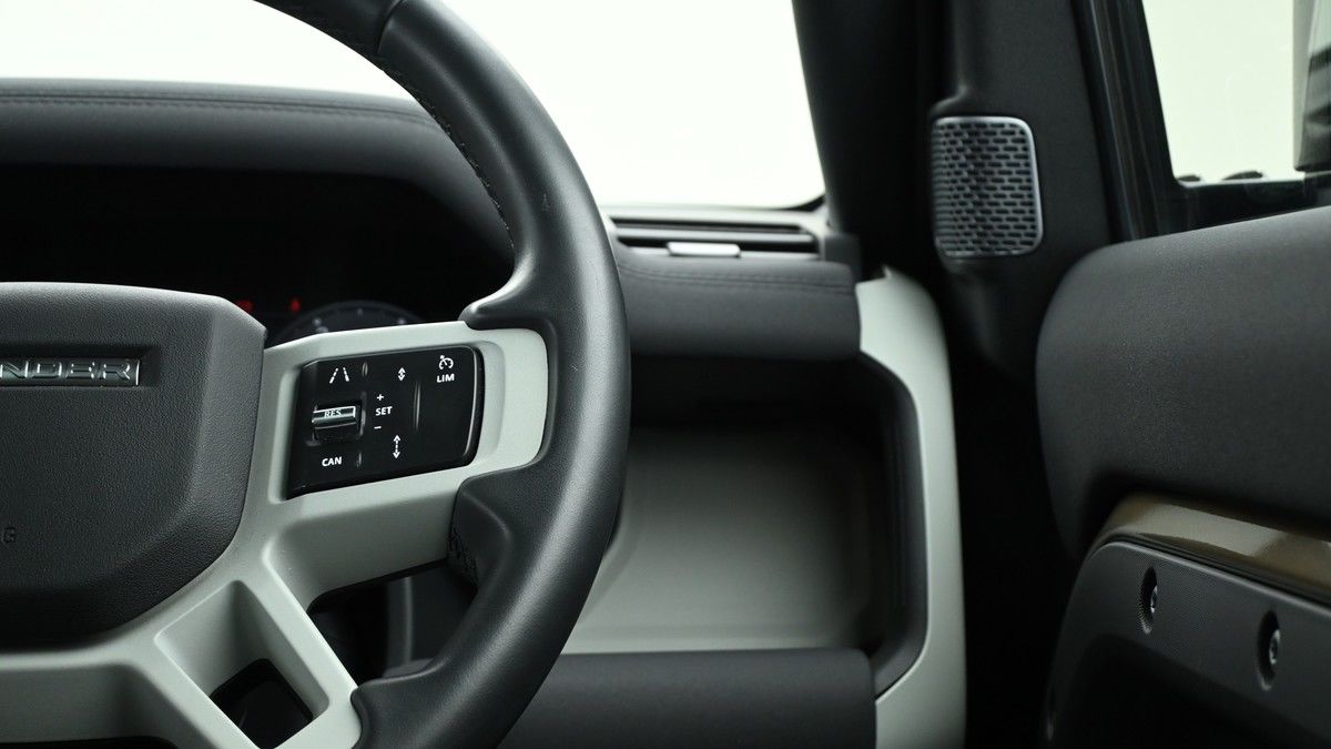 Land Rover Defender 110 Image 16