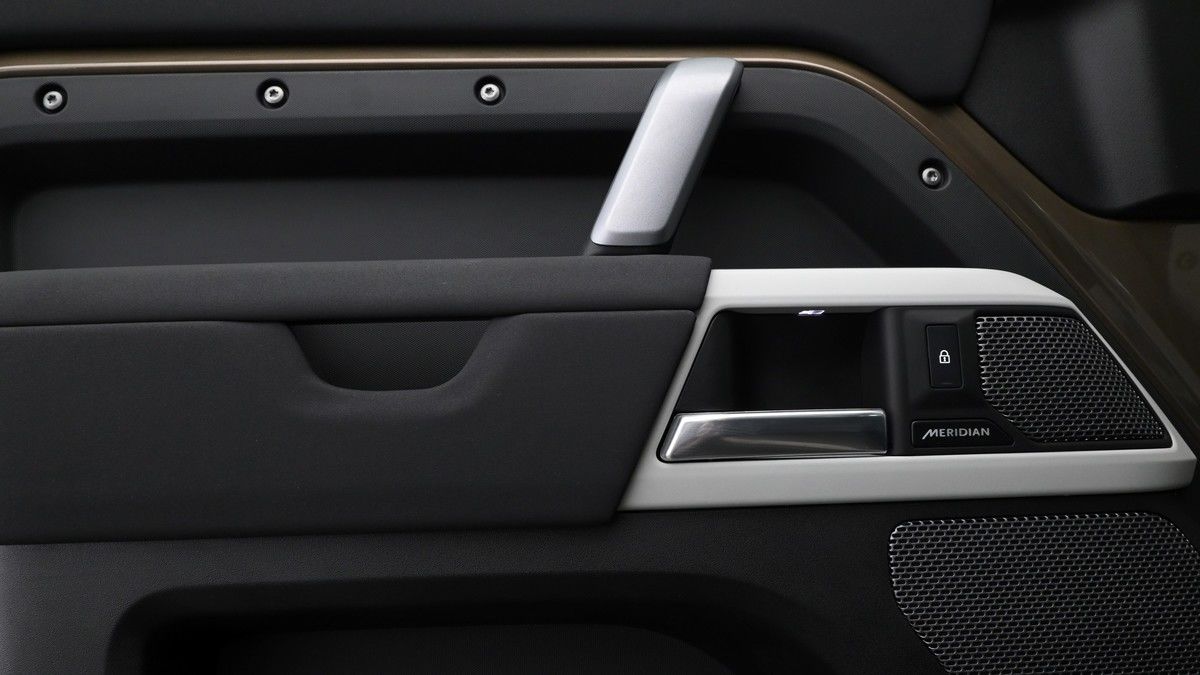 Land Rover Defender 110 Image 13