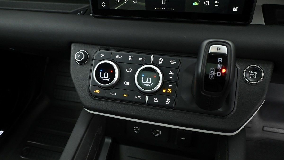 Land Rover Defender 110 Image 12