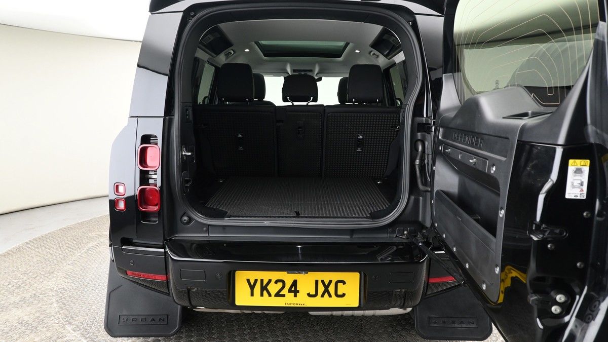 Land Rover Defender 110 Image 10