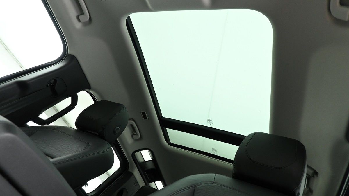 Land Rover Defender 110 Image 2