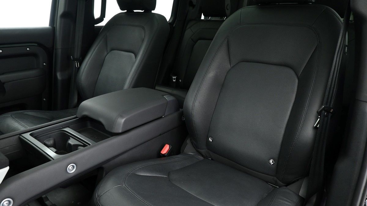 Land Rover Defender 110 Image 4