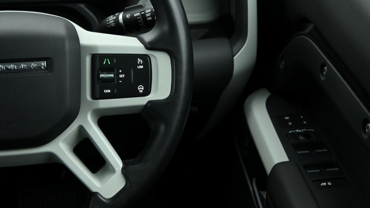 Land Rover Defender 110 Image 16