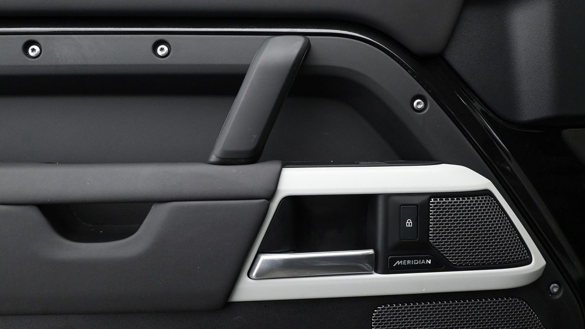 Land Rover Defender 110 Image 13